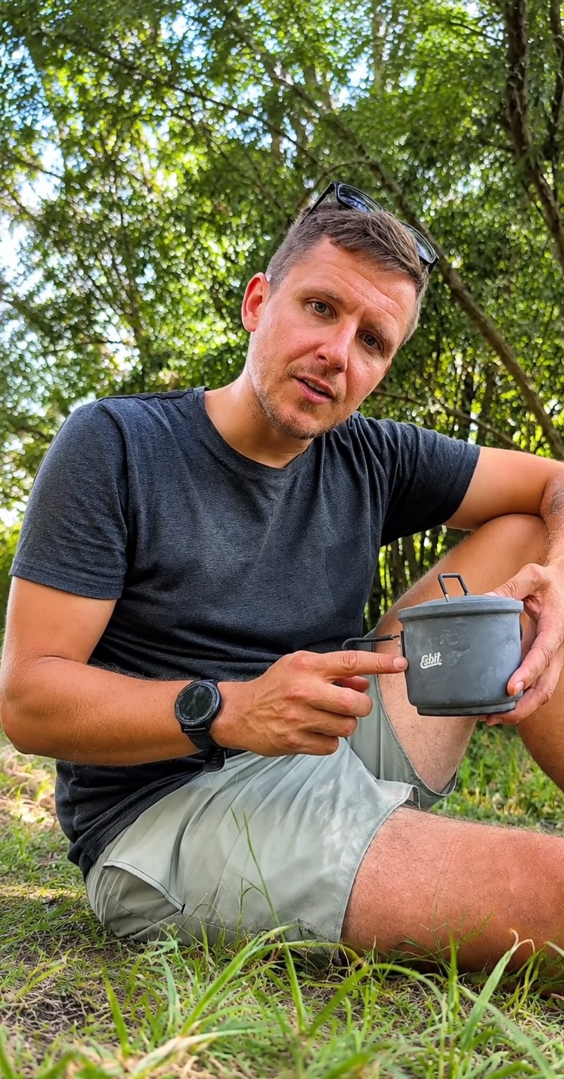 Tom zeigt einen Outdoor-Kochtopf im echten Einsatz