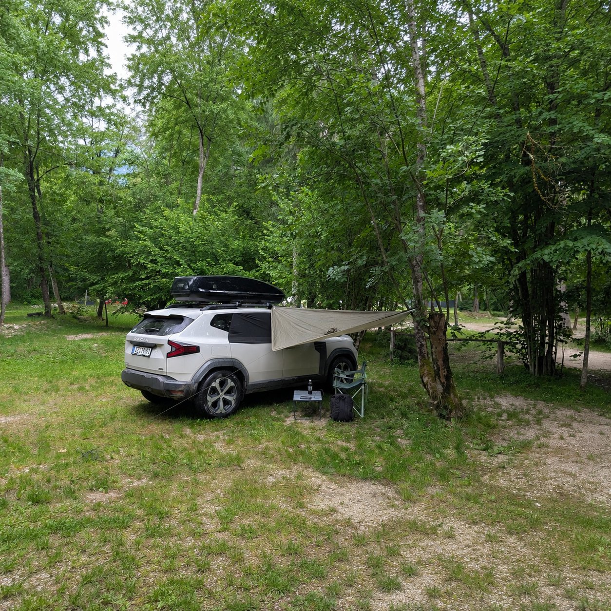 ReisezeitZ Fahrzeug mit Dachzelt und Tarp im Wald