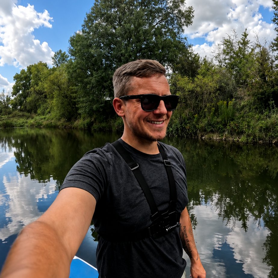 Tom beim Stand-up-Paddling auf einem Fluss